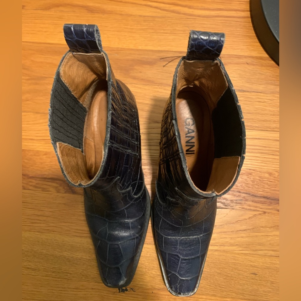 GANNI leather boots. Navy/black.